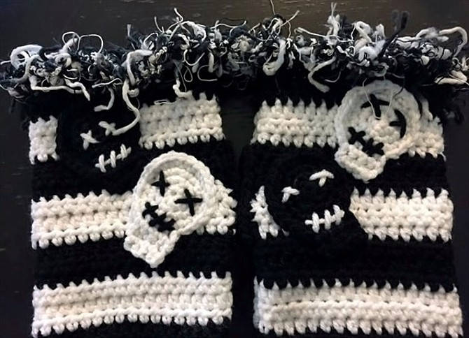 Stripes Fingerless Gloves Pattern - Skulls and Flowers